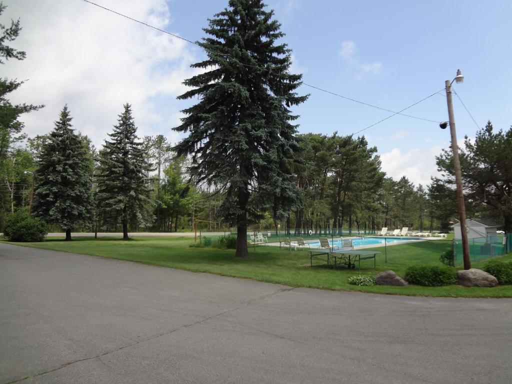 Sullivan Trail Inn & Suites Pocono Lake ภายนอก รูปภาพ
