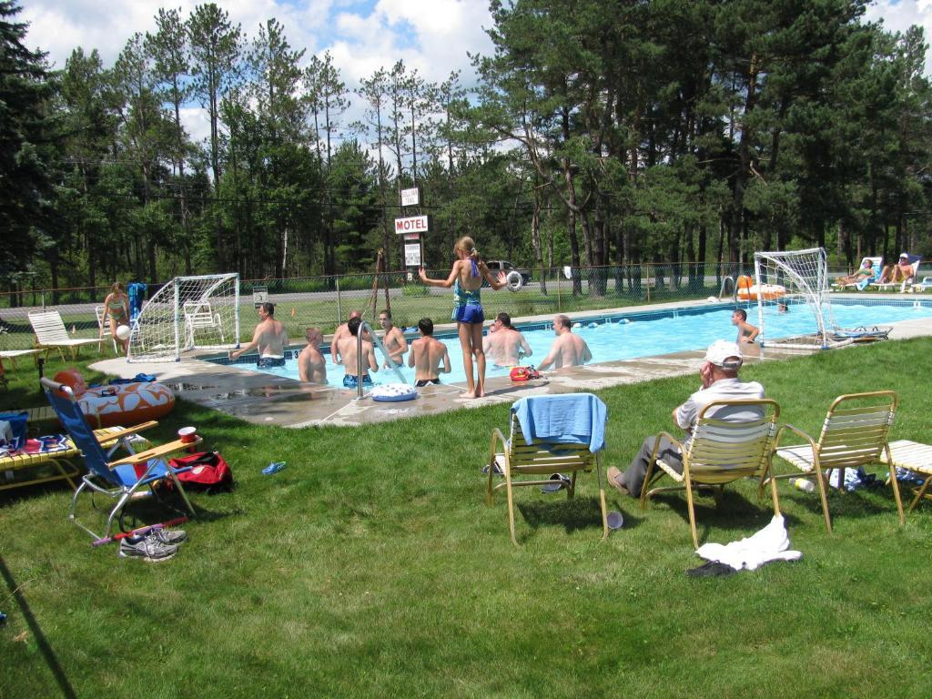 Sullivan Trail Inn & Suites Pocono Lake ภายนอก รูปภาพ