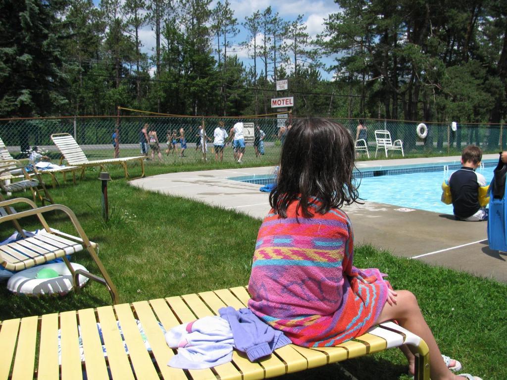 Sullivan Trail Inn & Suites Pocono Lake ภายนอก รูปภาพ