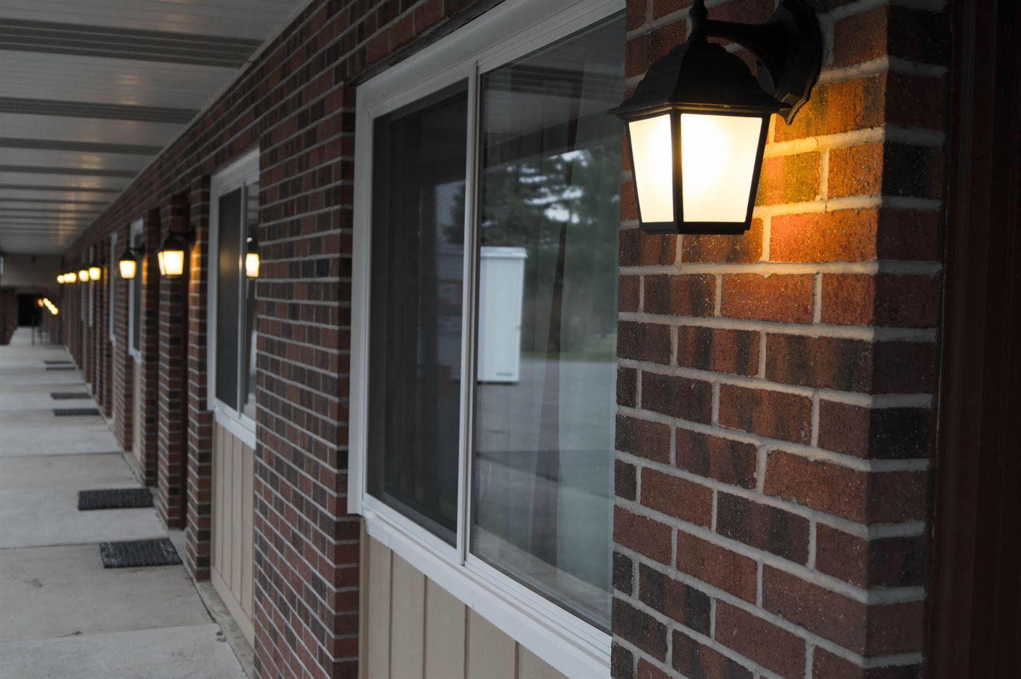 Sullivan Trail Inn & Suites Pocono Lake ภายนอก รูปภาพ