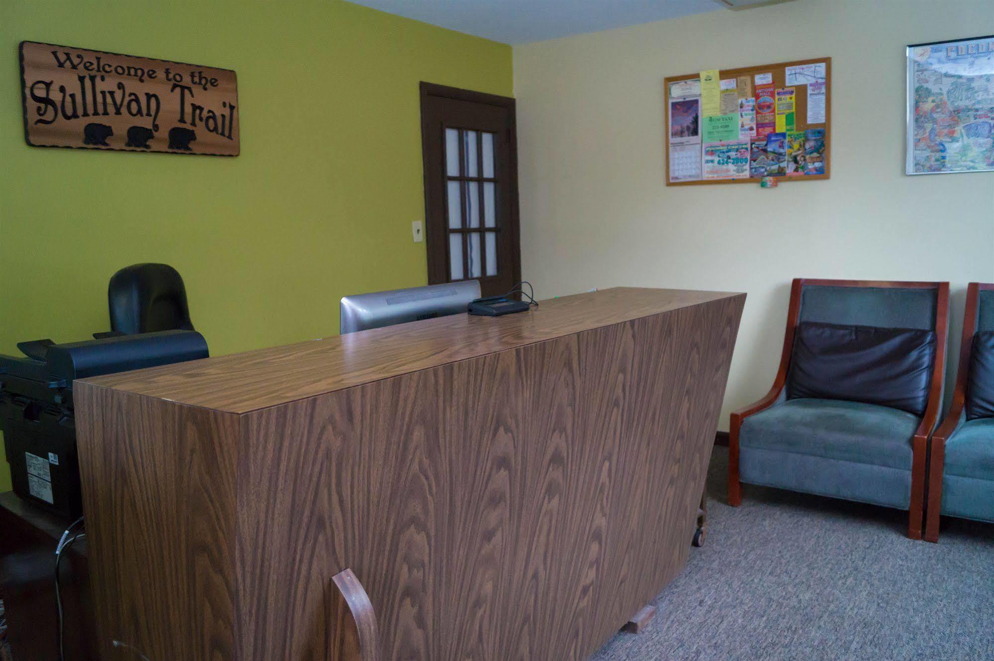 Sullivan Trail Inn & Suites Pocono Lake ภายนอก รูปภาพ