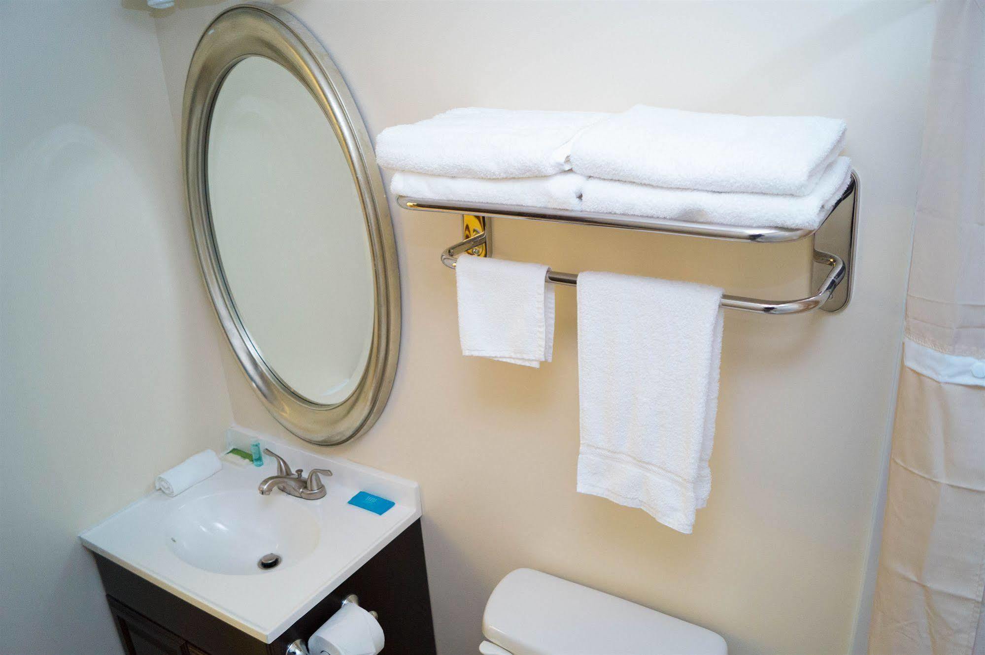 Sullivan Trail Inn & Suites Pocono Lake ภายนอก รูปภาพ