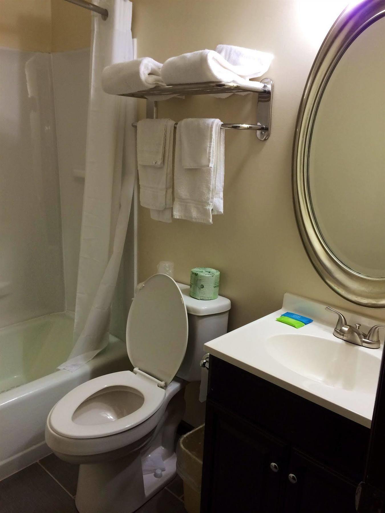 Sullivan Trail Inn & Suites Pocono Lake ภายนอก รูปภาพ