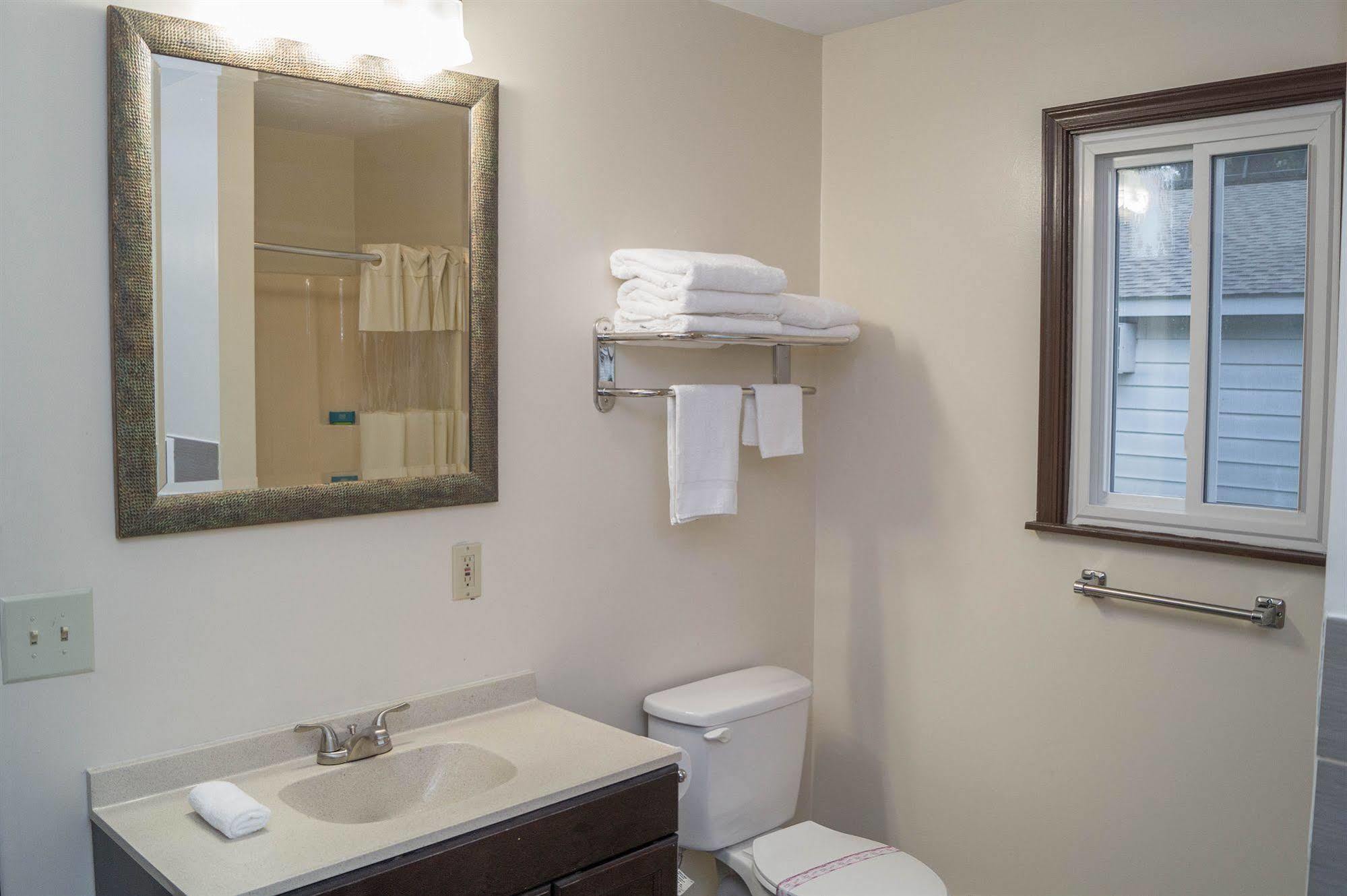 Sullivan Trail Inn & Suites Pocono Lake ภายนอก รูปภาพ