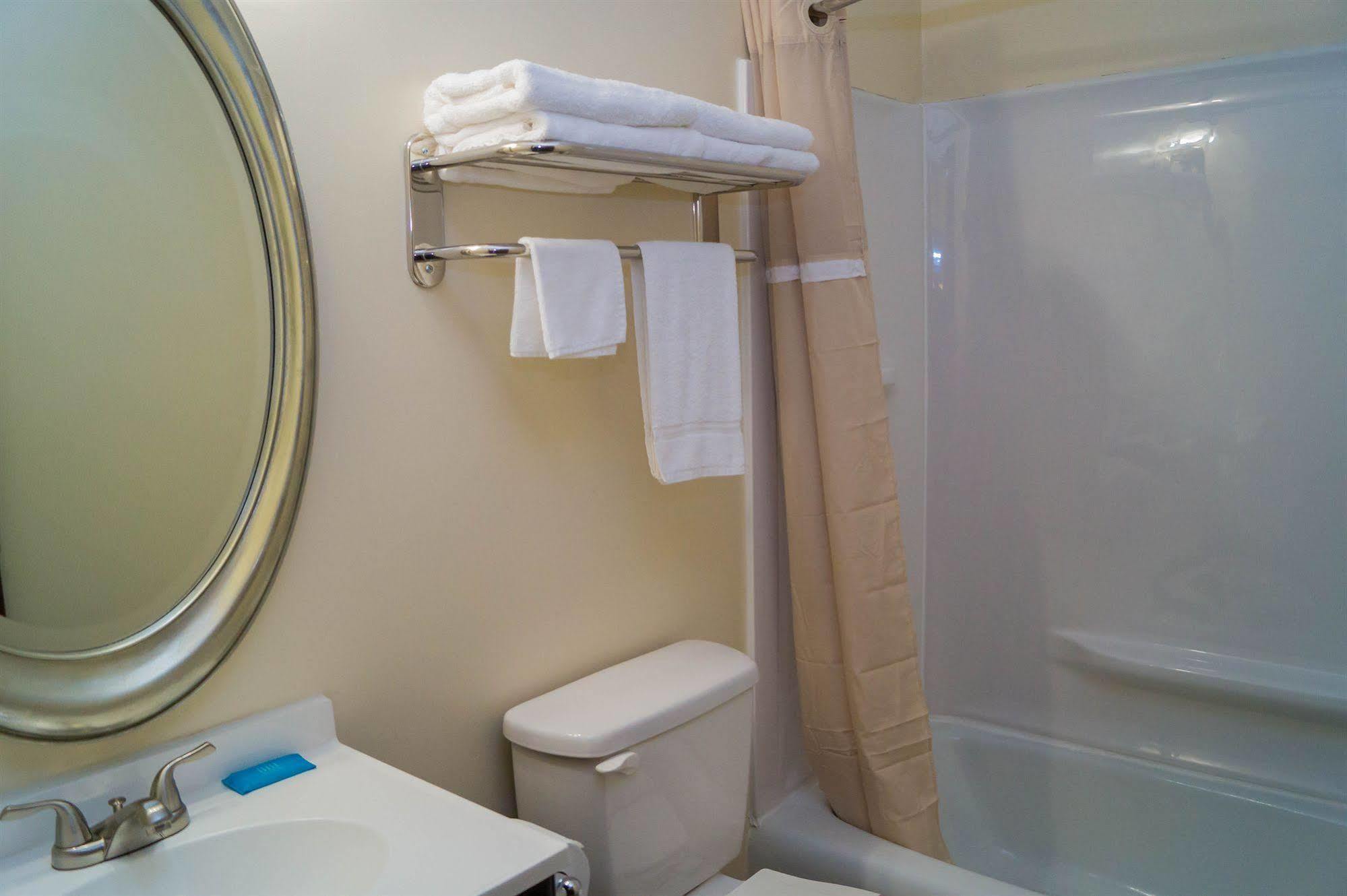 Sullivan Trail Inn & Suites Pocono Lake ภายนอก รูปภาพ